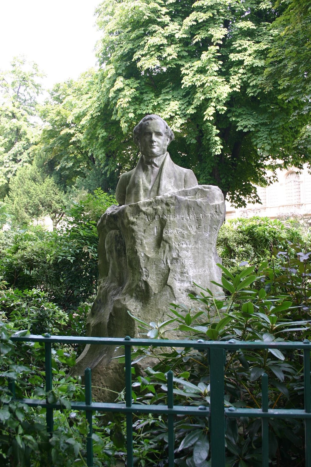 Wells and Bert monument, Paris (2).JPG
